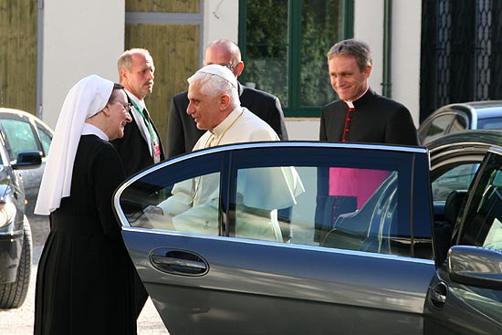 Dies ist DER Moment: Papst Benedikt XVI betritt erstmals M&uuml;nchner Boden als Papst(Foto: CADU)